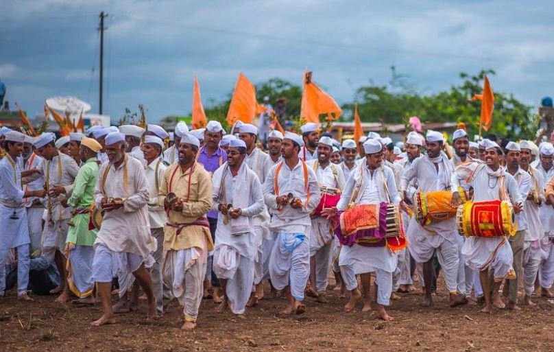 पाऊले चालती पंढरीची वाट: आषाढी पायी वारी उत्सव एकोपा आणि मांगल्याचा